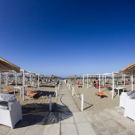 Aurora Beach & Suite Margherita Di Savoia Bagian luar foto